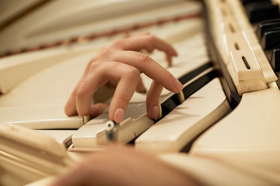 Hand greift einen vollständigen Akkord im Fingered-Modus auf der E-Piano-Tastatur